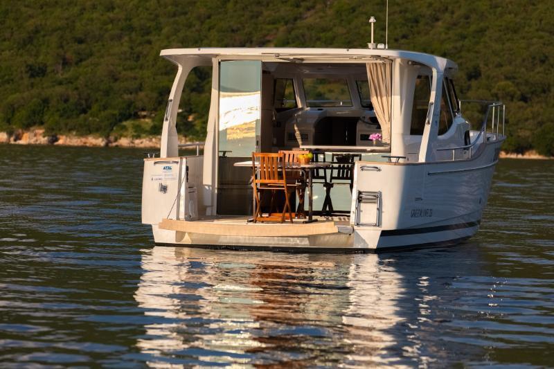Motor yacht 