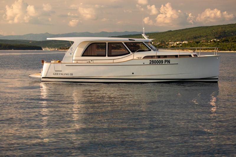 Motor yacht 