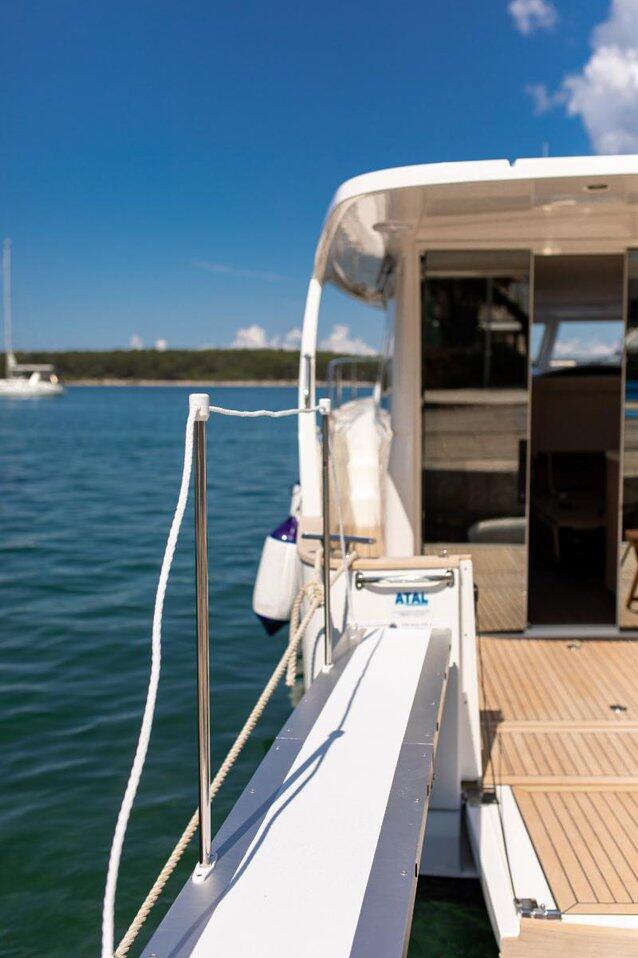Motor yacht 
