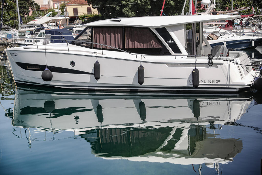 Motor yacht 