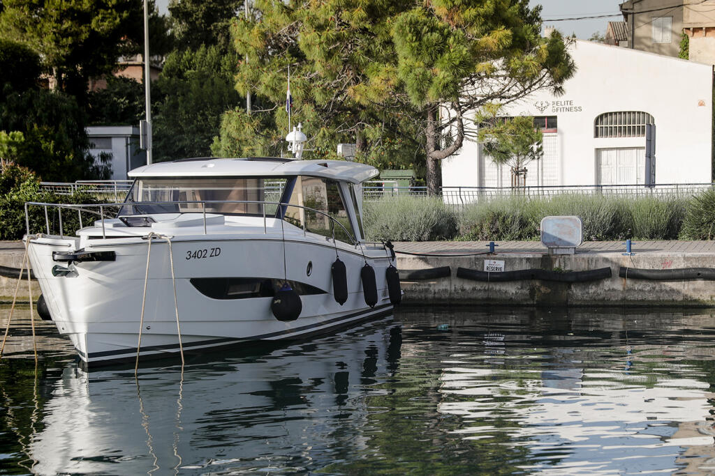 Motor yacht 