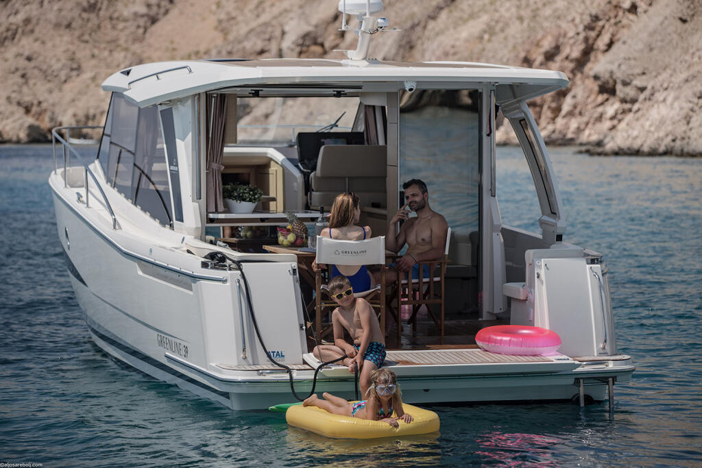 Motor yacht 