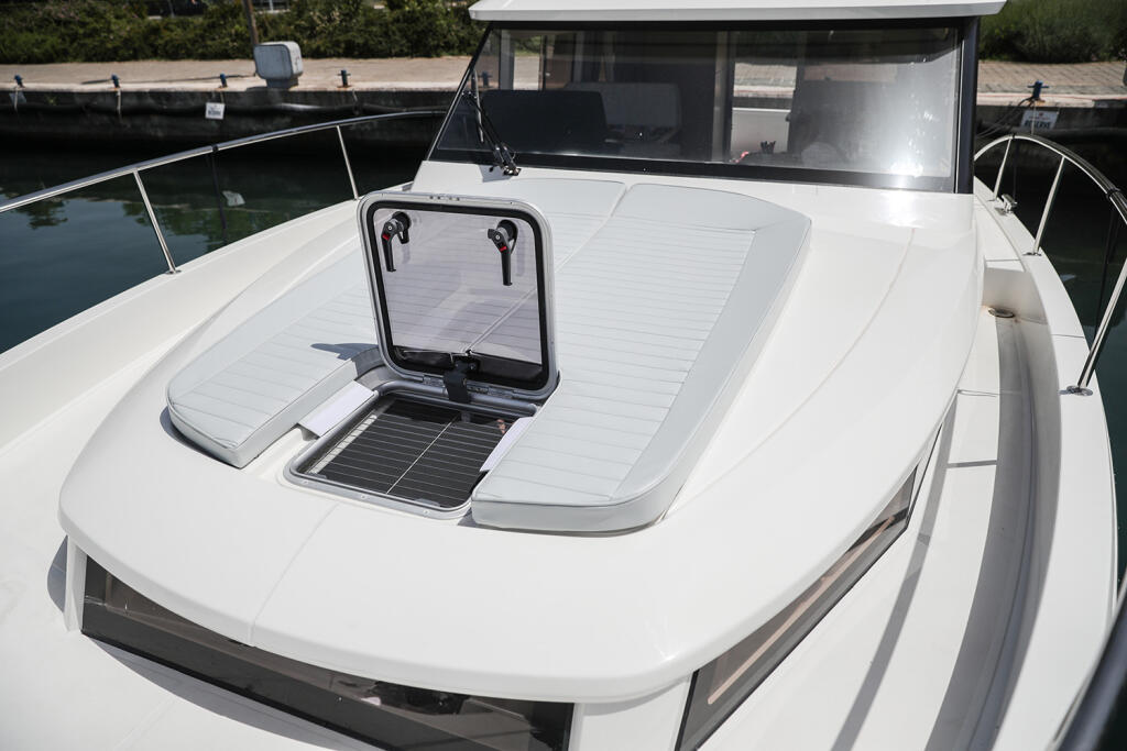 Motor yacht 
