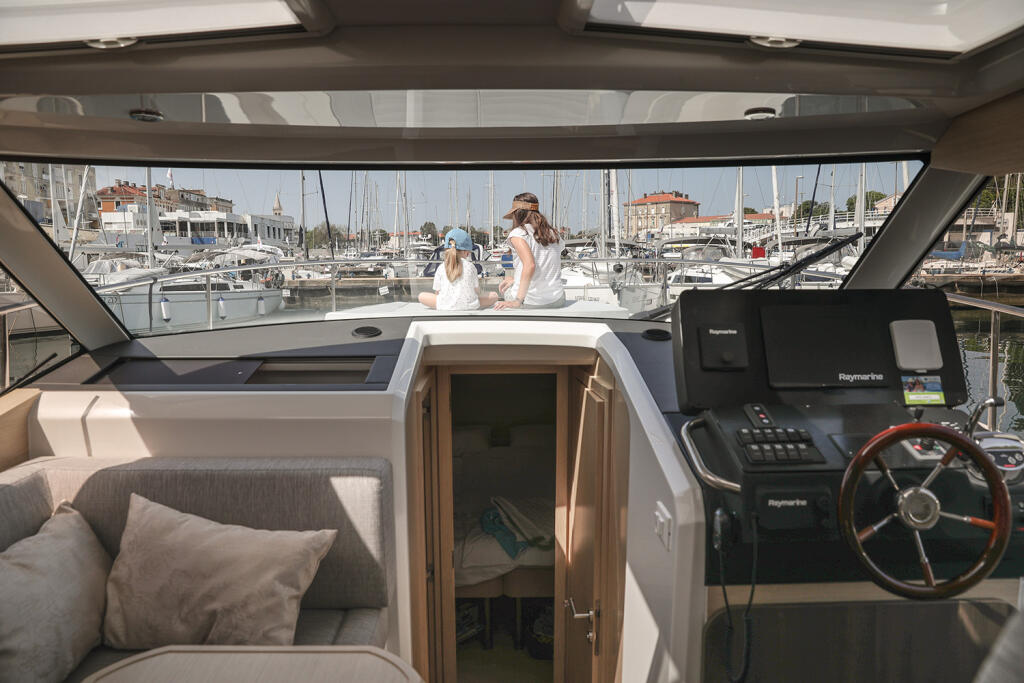Motor yacht 