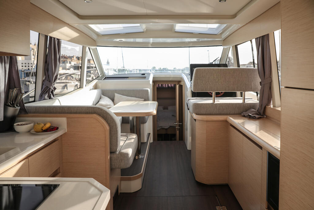 Motor yacht 