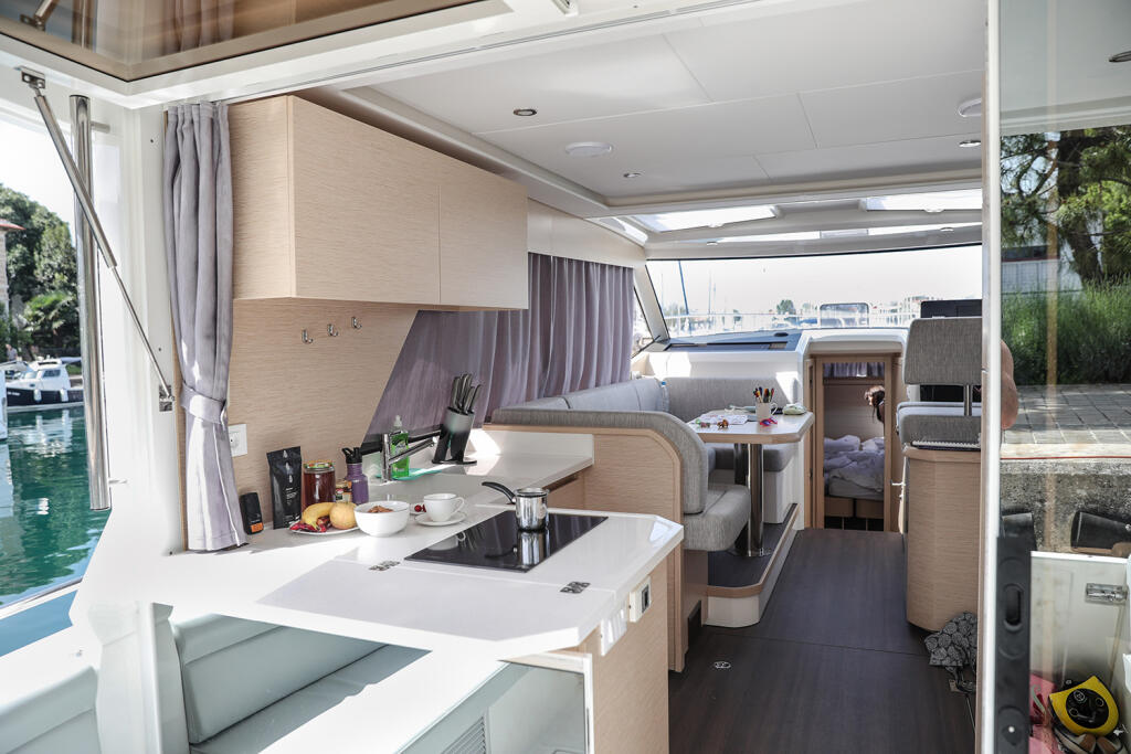 Motor yacht 