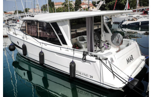 Motor yacht 