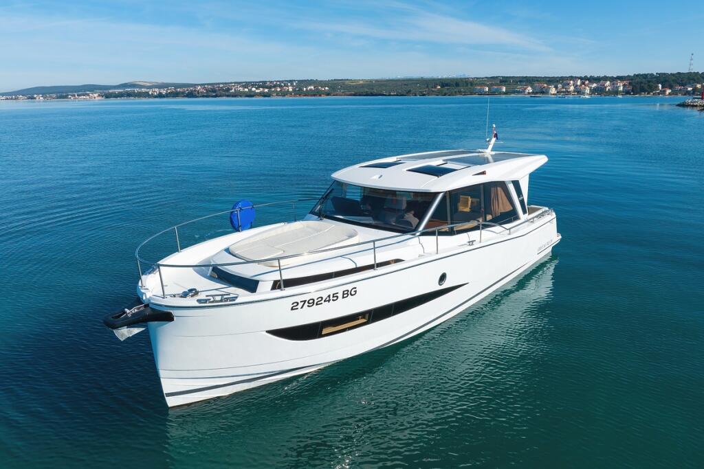 Motor yacht 