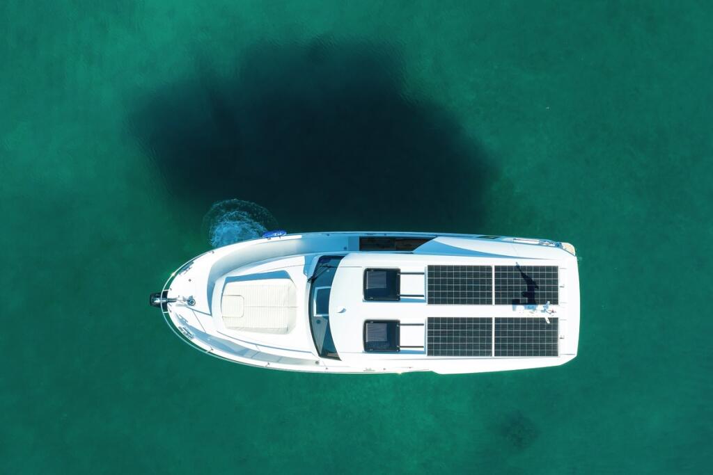 Motor yacht 