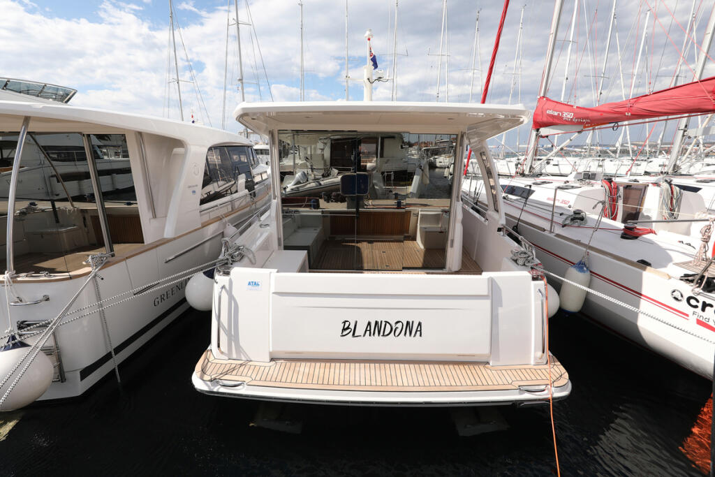 Motor yacht 