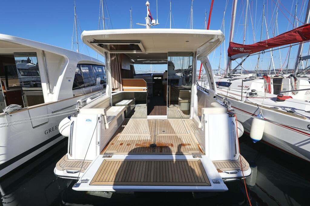 Motor yacht 