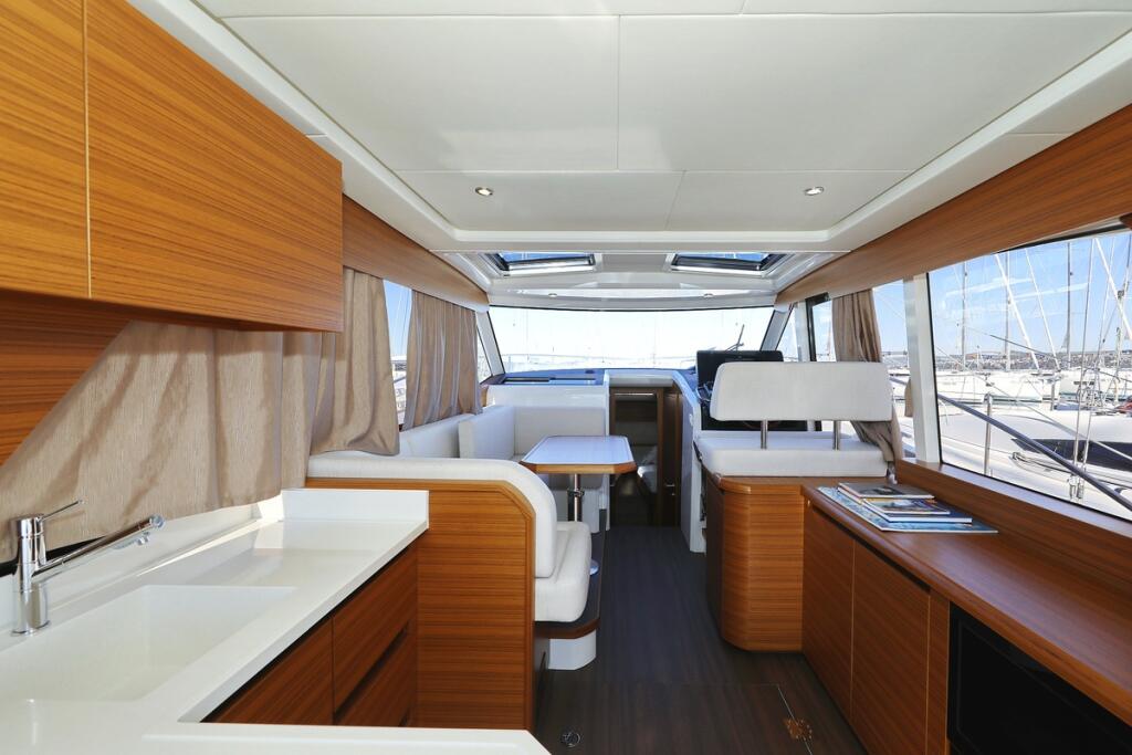Motor yacht 