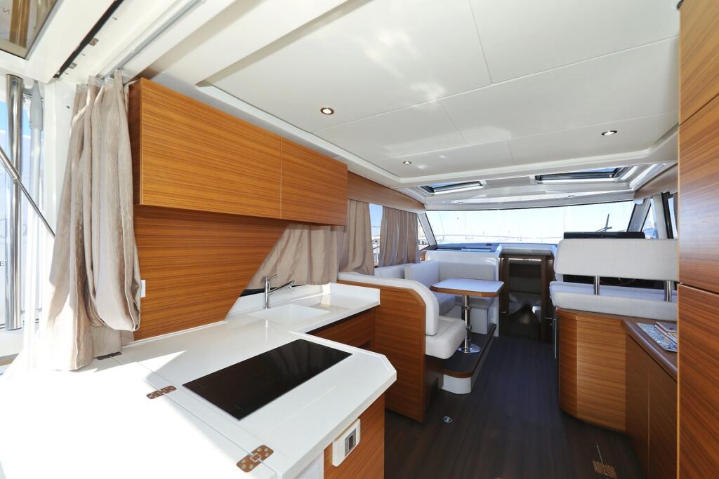 Motor yacht 