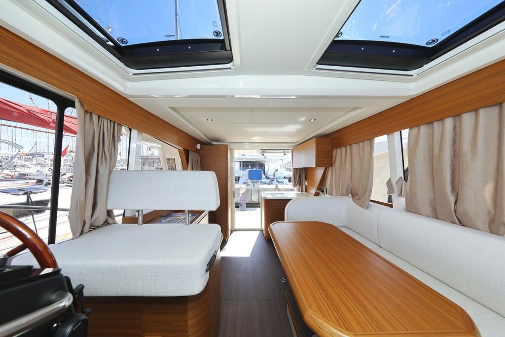 Motor yacht 