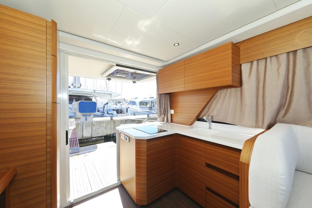 Motor yacht 