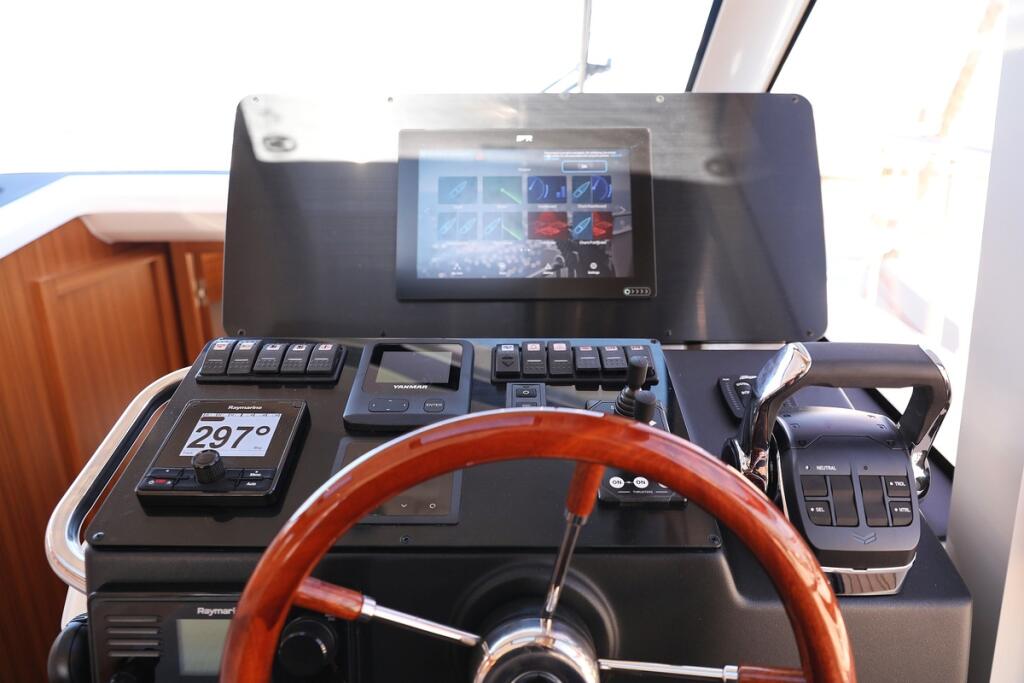 Motor yacht 