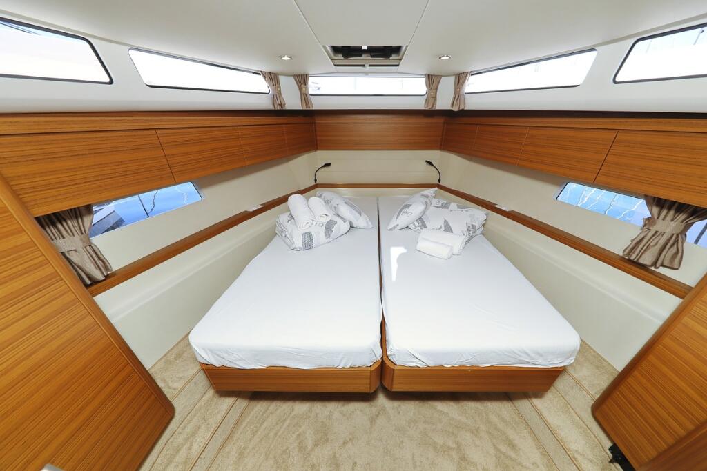 Motor yacht 