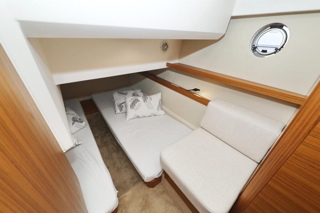 Motor yacht 