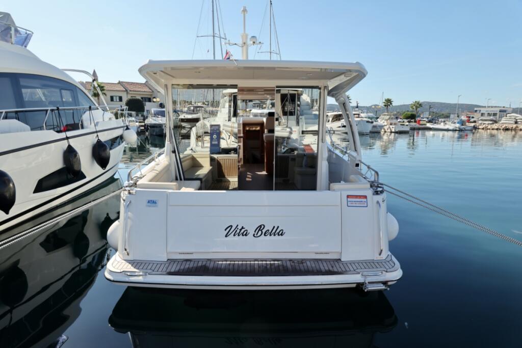 Motor yacht 