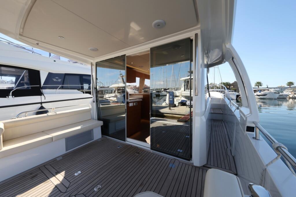 Motor yacht 