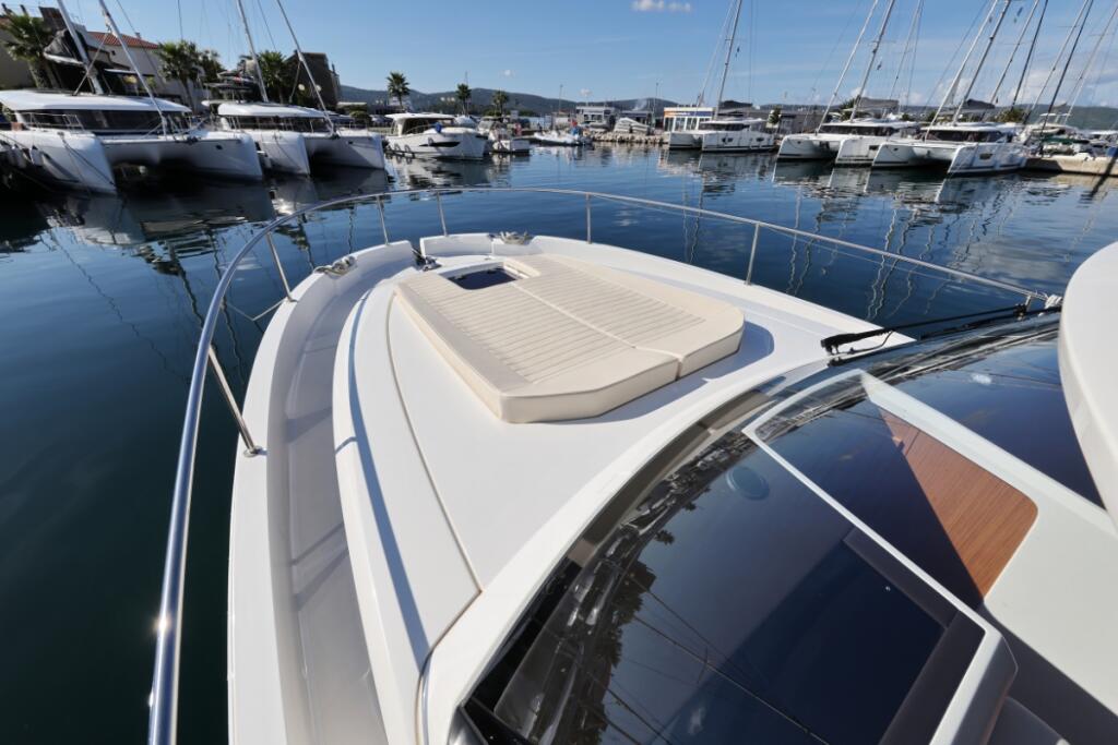 Motor yacht 