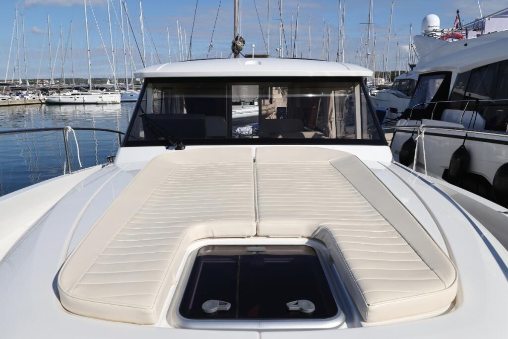 Motor yacht 