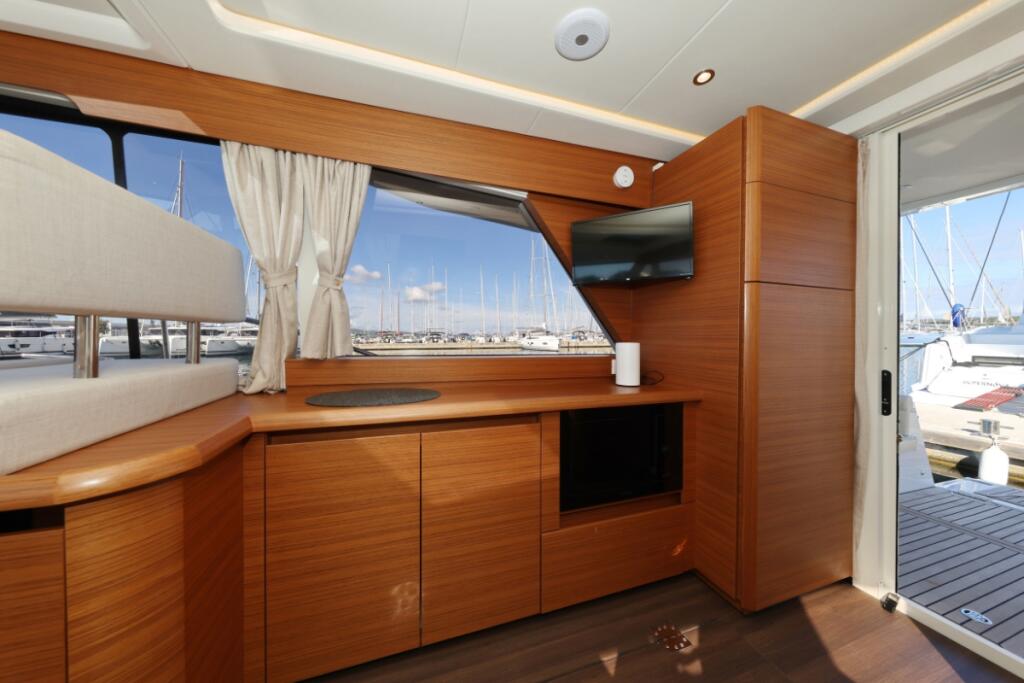 Motor yacht 