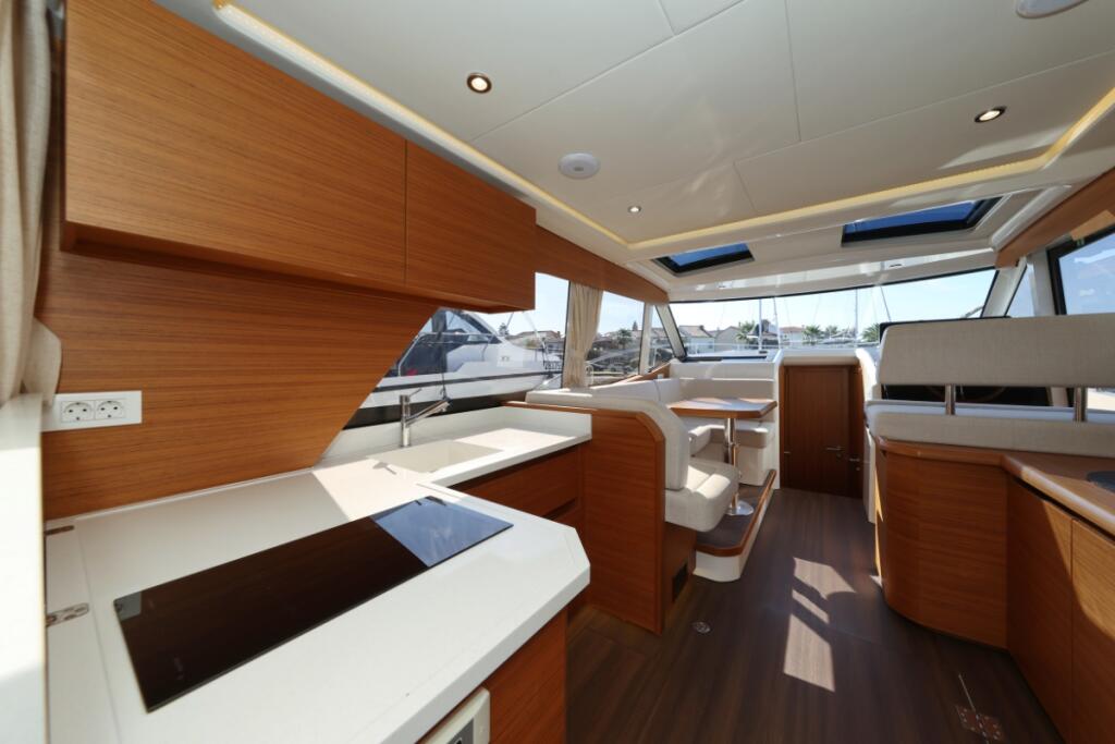 Motor yacht 