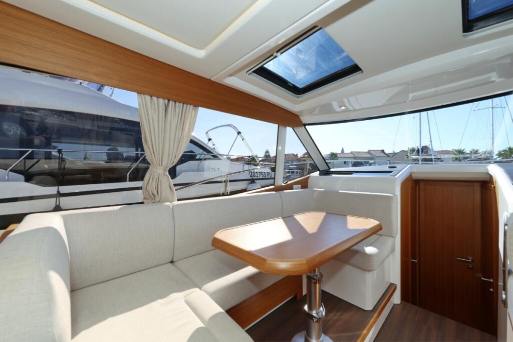 Motor yacht 