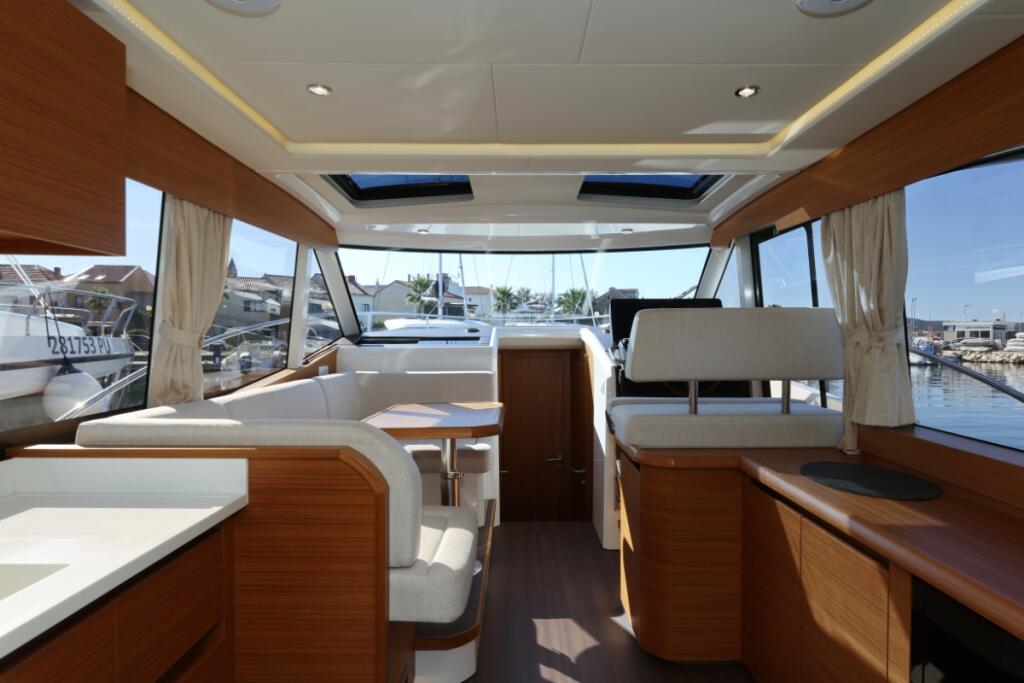 Motor yacht 