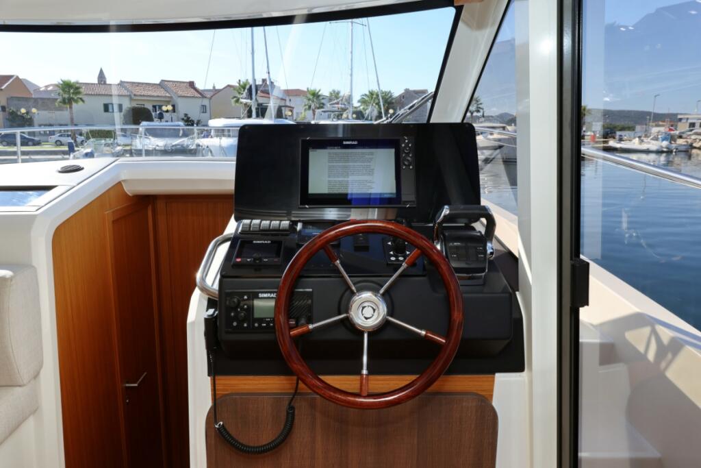 Motor yacht 