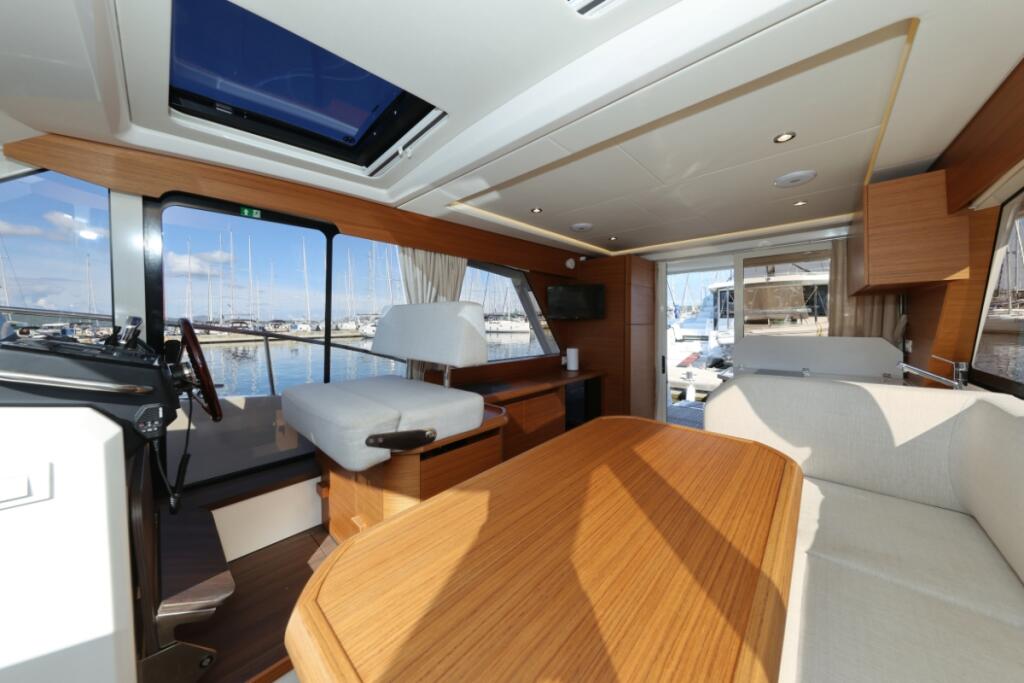 Motor yacht 