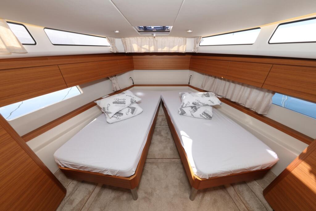 Motor yacht 