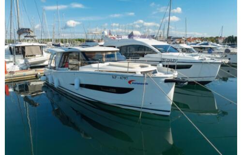 Motor yacht 