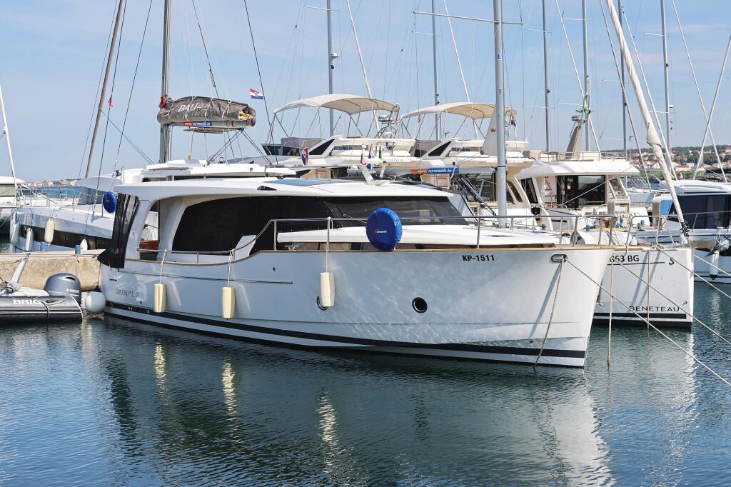 Motor yacht 