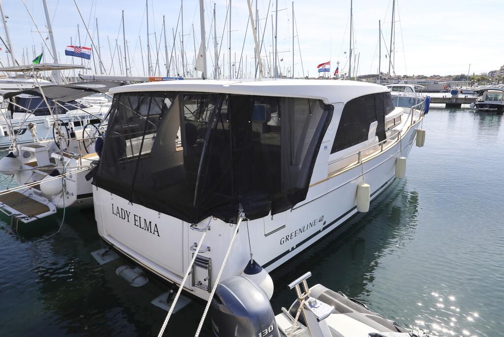 Motor yacht 