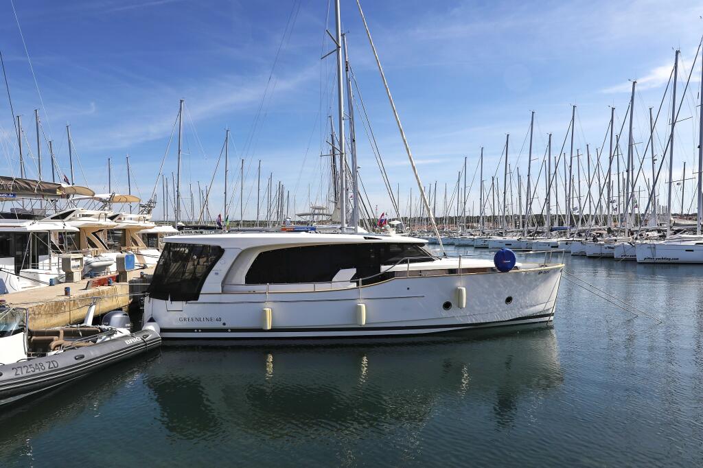 Motor yacht 