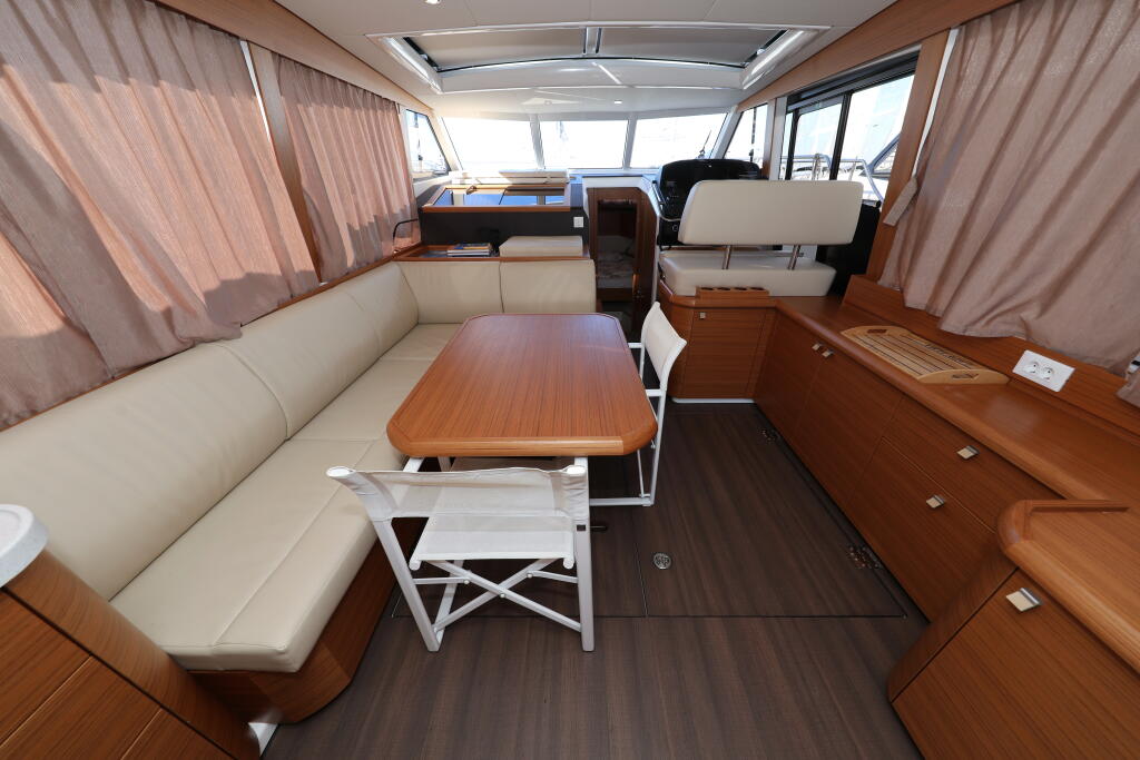 Motor yacht 