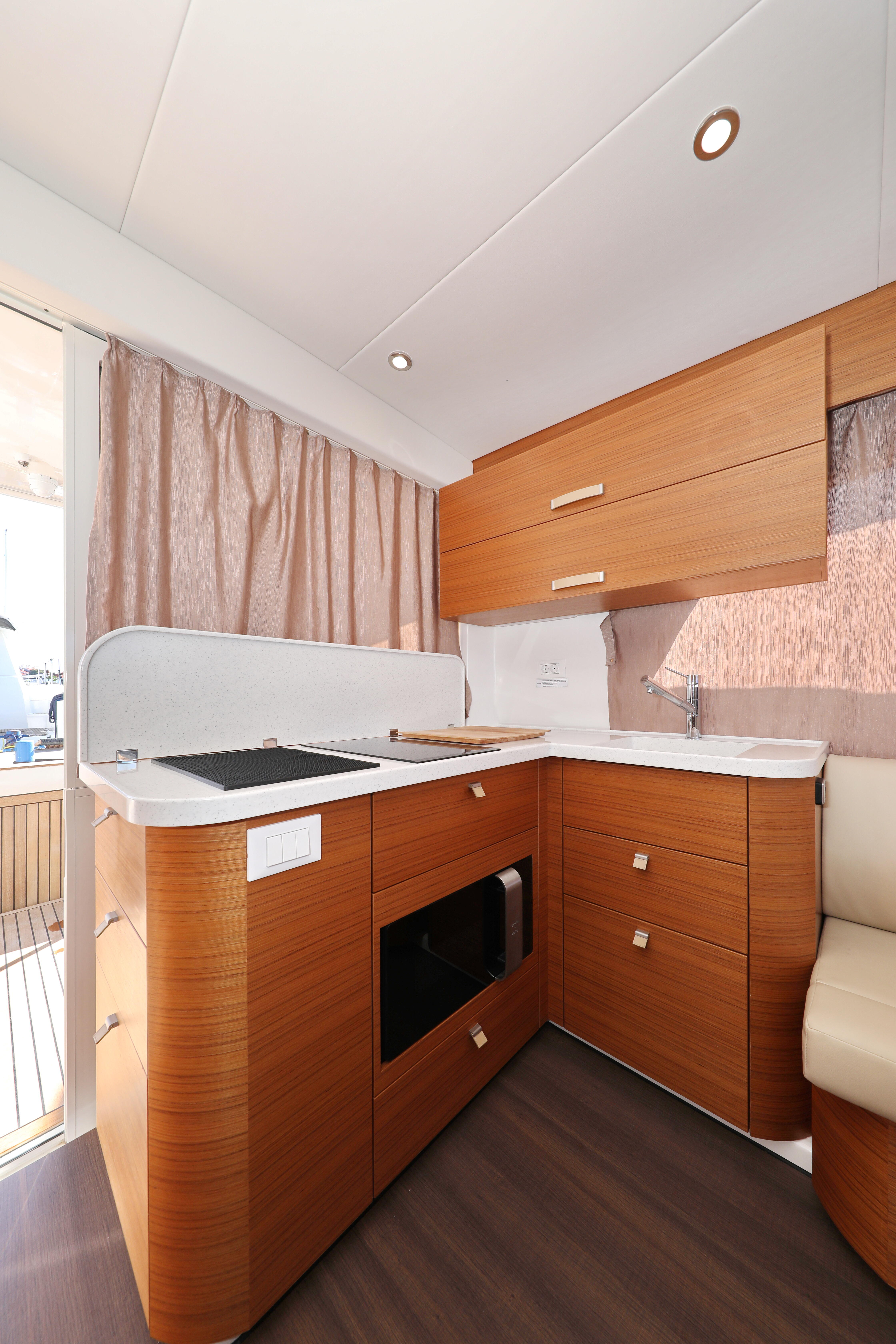 Motor yacht 