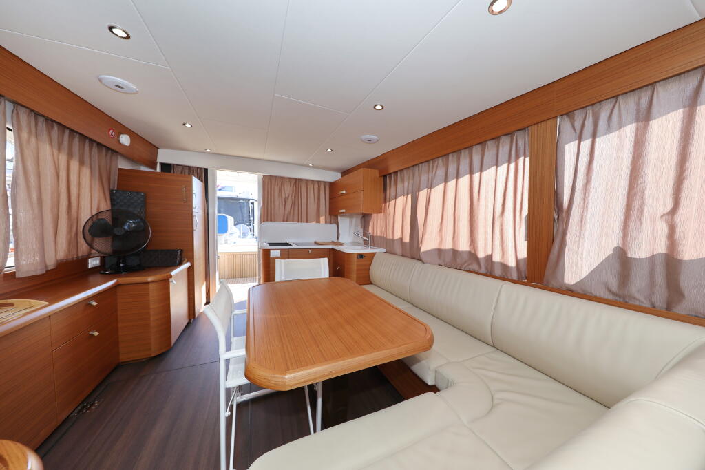 Motor yacht 