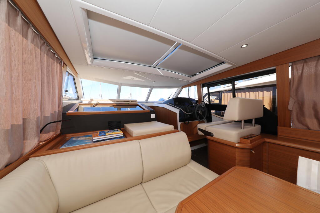 Motor yacht 