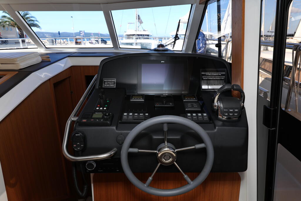 Motor yacht 