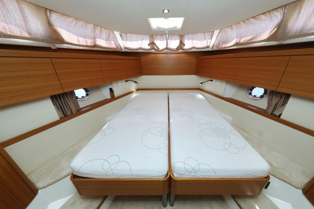 Motor yacht 