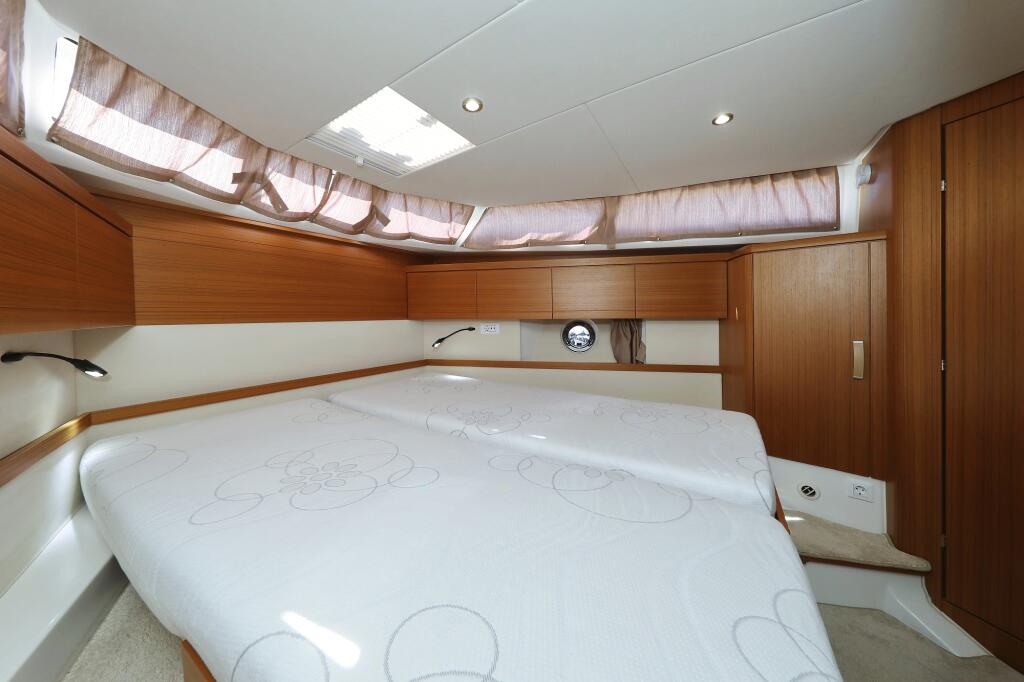 Motor yacht 