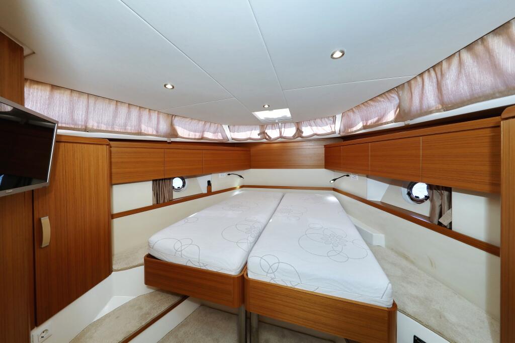 Motor yacht 