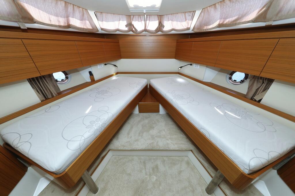 Motor yacht 