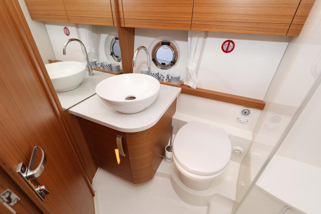 Motor yacht 