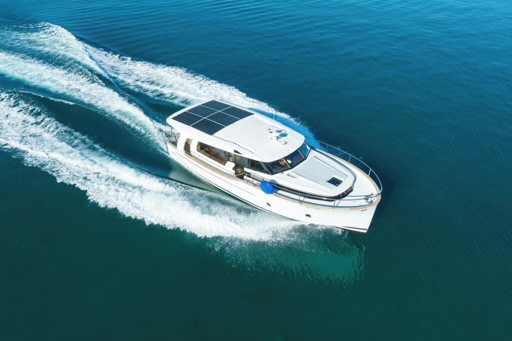 Motor yacht 