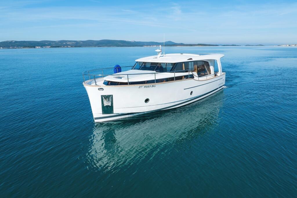 Motor yacht 