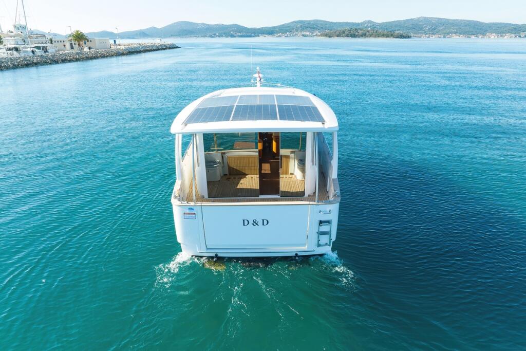Motor yacht 